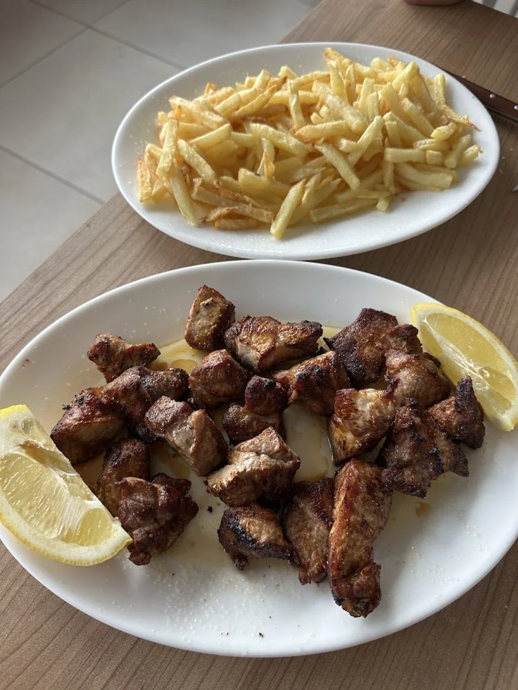 Carne fiesta acompañada de papas fritas