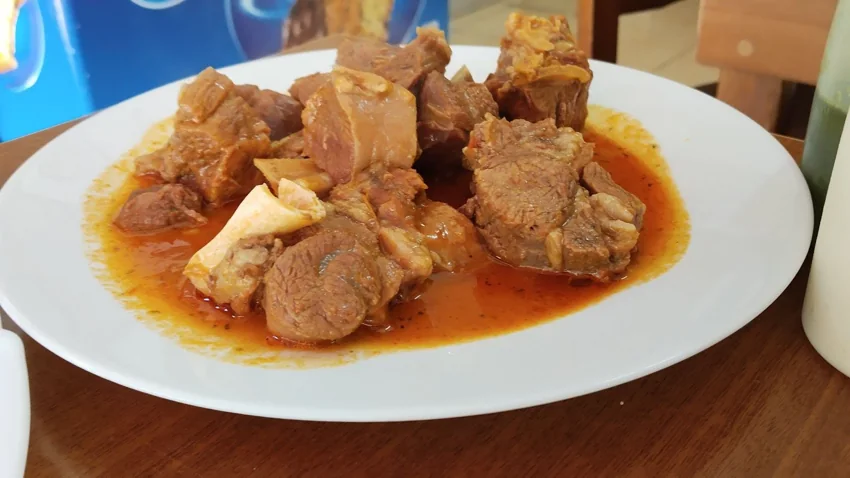 Plato de carne en salsa de La Fuente