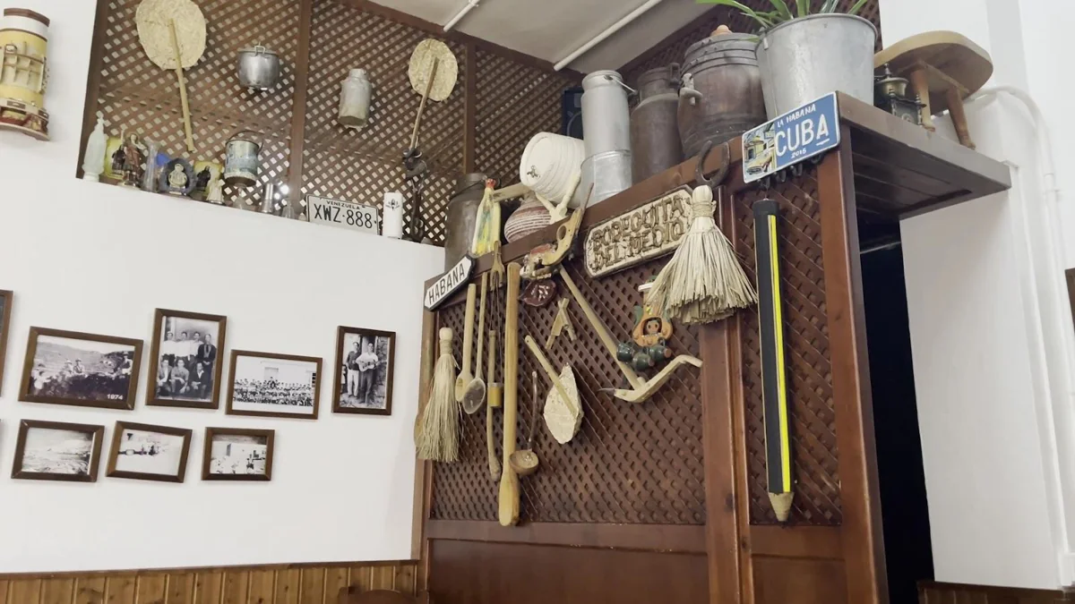 El interior de La Fuente, con madera, fotografías y recuerdos en las paredes