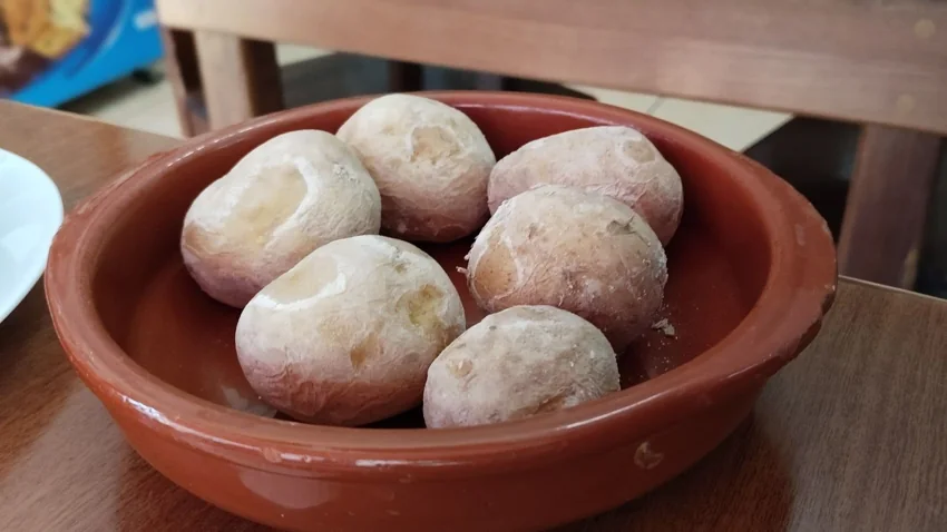 Papas arrugadas servidas en un cuenco de barro
