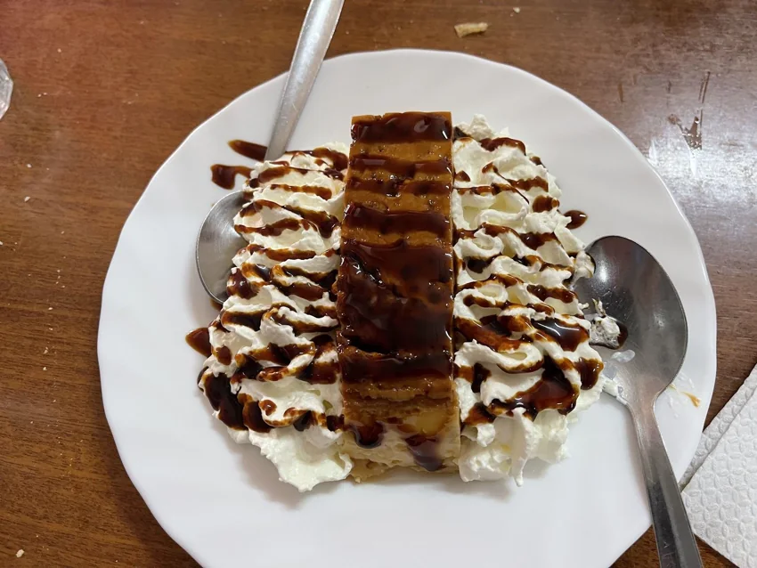 Postre de La Fuente servido con nata y chocolate