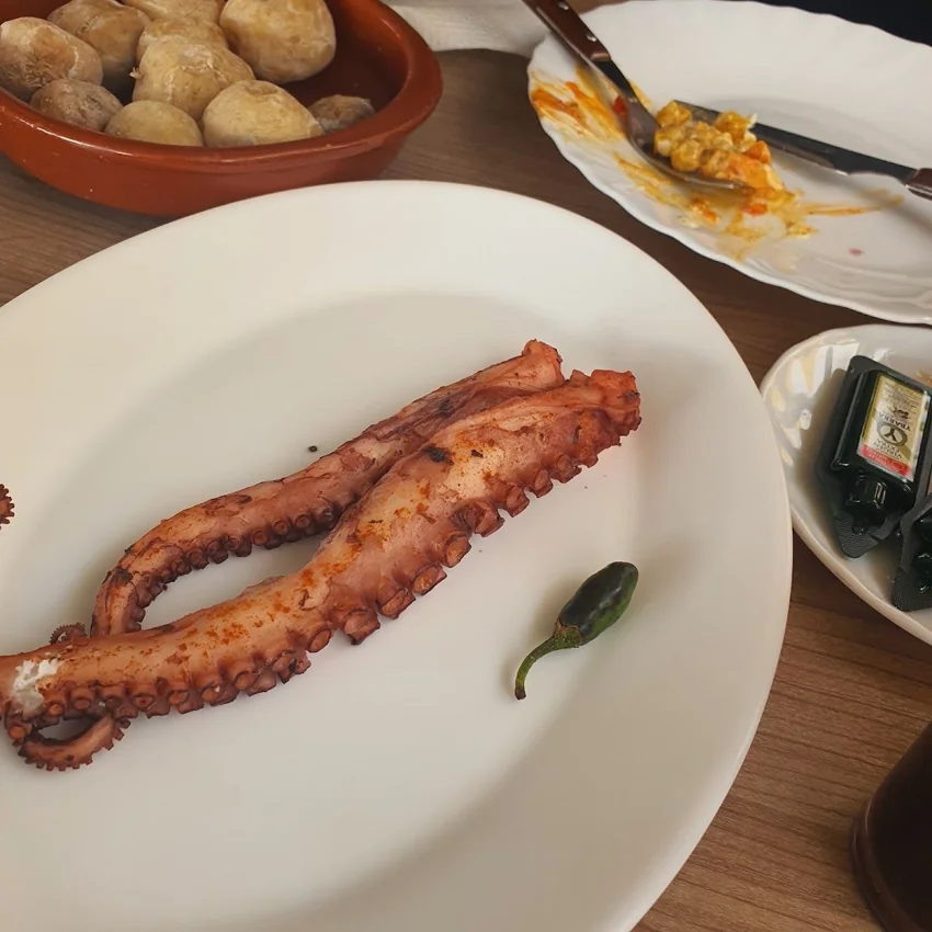 Pulpo servido con papas en La Fuente